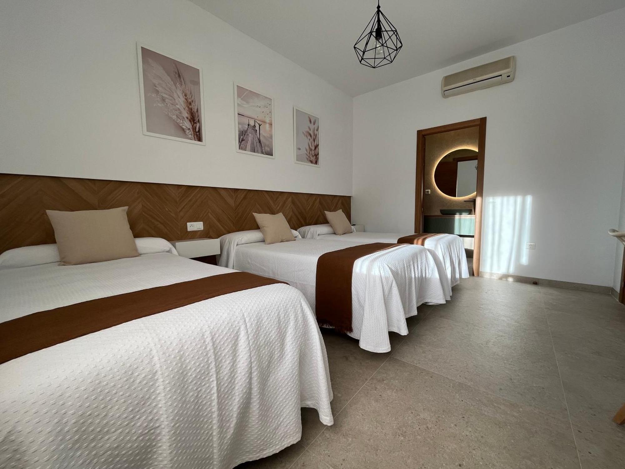 Hostal Parador De Los Llanos Torreorgaz Exterior foto
